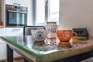 A kitchen or kitchenette at Luxury Cozy Studio by Central Station - Café