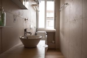 A bathroom at Luxury Cozy Studio by Central Station - Café