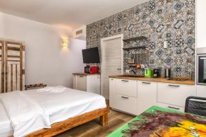 A kitchen or kitchenette at Luxury Cozy Studio by Central Station - Café