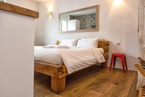 A bed or beds in a room at Luxury Cozy Studio by Central Station - Café