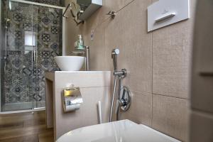 A bathroom at Luxury Cozy Studio by Central Station - Café Még 26 kép