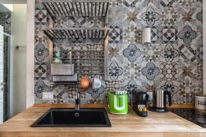 A kitchen or kitchenette at Luxury Cozy Studio by Central Station - Café