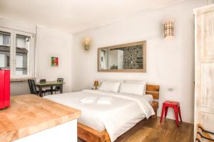A bed or beds in a room at Luxury Cozy Studio by Central Station - Café