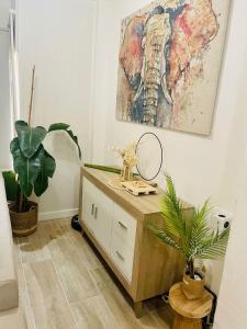 una habitación con un tocador y una pintura en la pared en Pontevedra Apartments -New Loft Centro Pontevedra, en Pontevedra