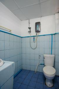 y baño de azulejos azules con aseo y ducha. en Blue House Pai en Pai