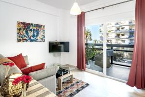 ein Wohnzimmer mit einem Sofa und einem großen Fenster in der Unterkunft Sea promenade apartment in Marbella M27 in Marbella