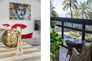 ein Wohnzimmer mit einem Sofa und einem Tisch mit Blumen in einer Vase in der Unterkunft Sea promenade apartment in Marbella M27 in Marbella