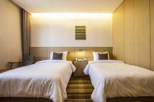 
a hotel room with two beds and two nightstands at Hamilton Hotel in Seoul
