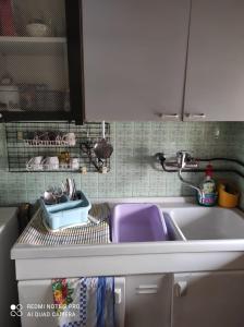 Η κουζίνα ή μικρή κουζίνα στο Red's Home Apartment +17 φωτογραφίες