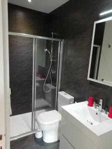 La salle de bains est pourvue d'une douche, de toilettes et d'un lavabo. dans l'établissement VVF Aveyron Najac, à Najac