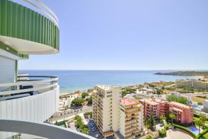 una vista sull'oceano dal balcone di un edificio di Casa Nico OceanView -Apartment 1901 a Portimão