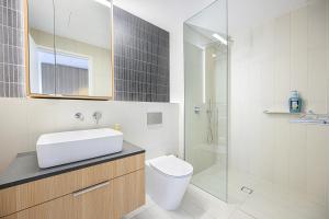 Ένα μπάνιο στο Stunning New 2 Bedrooms Apt Shopping & Parking