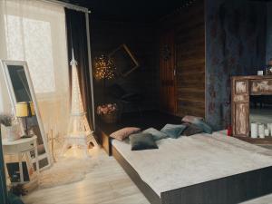 um quarto com uma cama e a torre Eiffel em Стильна квартира студія у центрі міста em Lutsk