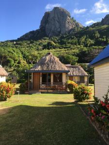 un complejo con una montaña en el fondo en Waya Lailai Eco Haven, en Wayasewa Island