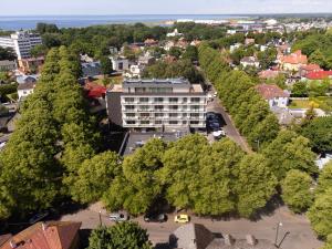 einen Blick über ein Gebäude in einer Stadt mit Bäumen in der Unterkunft Bob W Pärnu in Pärnu