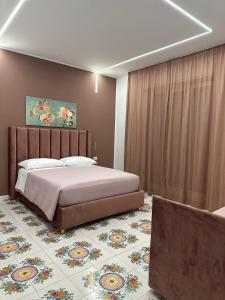- une chambre avec un grand lit et un tapis dans l'établissement Dafne Home, à Pompéi
