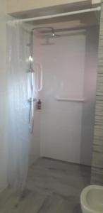 uma casa de banho com um telefone pendurado numa parede em Agriturismo Cascina Lert em Marone