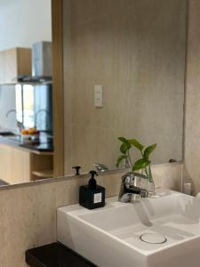 La salle de bains est pourvue d'un lavabo et d'un miroir. dans l'établissement MeeHOUSE, à Hô-Chi-Minh-Ville