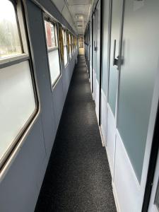 un pasillo vacío de un tren con ventanas en Hostel Balkan express, en Zagreb
