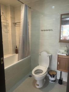 ein Badezimmer mit einem WC, einer Badewanne und einem Waschbecken in der Unterkunft 7th Heavens Vacation Home in Banaue