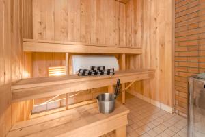una sauna con pareti e ripiani in legno e un secchio di Nordic Bliss - KUMA Beach House with Sauna a Käsmu