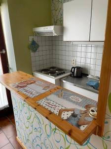 una cocina con una mesa en el centro de una cocina en B&B Des Bois Sans Nombre, en Paliseul