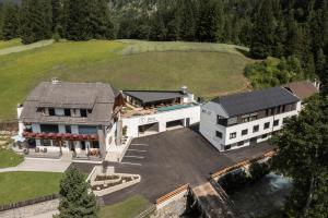 an aerial view of a house with a large yard at Rest Apartments & Suiten in Mauterndorf