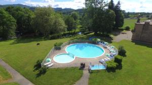 una vista aérea de una gran piscina en un campo en VVF Château sur la Vienne Lac de Vassivière, en Nedde