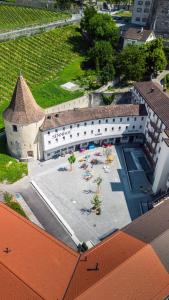 - une vue de tête sur un bâtiment avec une cour dans l'établissement Bogentrakt, à Coire