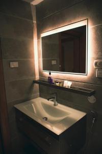 Een badkamer bij The Row Residential Hotel