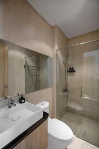 La salle de bains est pourvue d'un lavabo, de toilettes et d'une douche. dans l'établissement MeeHOUSE, à Hô-Chi-Minh-Ville