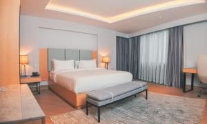 Een bed of bedden in een kamer bij The Row Residential Hotel