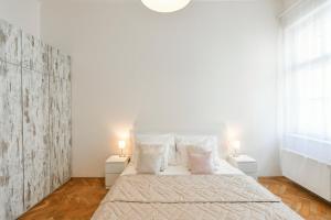 - une chambre avec un grand lit et 2 tables de chevet dans l'établissement Klimentská 52 Residence, à Prague