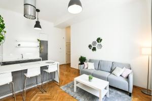 Il dispose d'une cuisine et d'un salon avec un canapé et une table. dans l'établissement Klimentská 52 Residence, à Prague