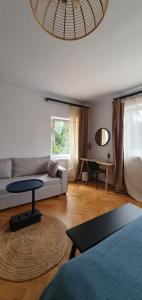 - un salon avec un canapé et une table dans l'établissement Pine Forest Apartments, à Braşov