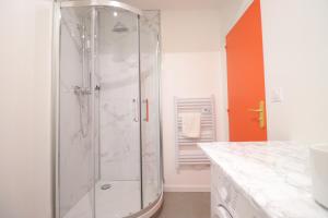 ein Badezimmer mit einer Dusche mit Glas in der Unterkunft Le Boho - Charmant T3 - gare à 5 min à pieds in Bergerac
