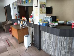 een balie in een fastfoodrestaurant met een counter sidx sidx bij OYO 90809 Oriental Hotel in Sarikei