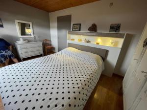 - une chambre avec un lit, une commode et un miroir dans l'établissement B&B Des Bois Sans Nombre, à Paliseul