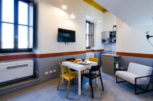 a room with a table and chairs and a tv at Casa Levante in Nettuno