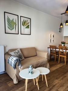 uma sala de estar com um sofá e uma mesa em Apartament Ceglany em Legnica