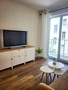 uma sala de estar com uma grande televisão de ecrã plano em Apartament Ceglany em Legnica