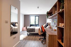 una camera con letto e scrivania di Modern Ensuites with Shared Kitchen at Trinity View Student Accommodation in Coventry for Students Only a Coventry
