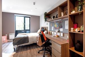 a bedroom with a desk and a bed and a desk and a desk at Modern Ensuites with Shared Kitchen at Trinity View Student Accommodation in Coventry for Students Only in Coventry