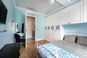 a bedroom with a bed and a desk and a chair at GROBLE 19 in Kraków