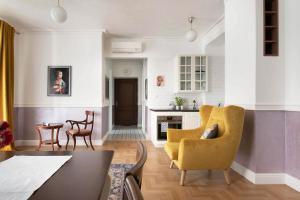 a living room with two chairs and a table at GROBLE 19 in Kraków