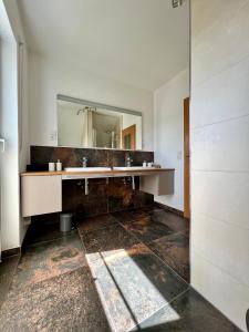 La salle de bains est pourvue d'un lavabo et d'un miroir. dans l'établissement Ferienwohnung Teichblick, à Priesendorf