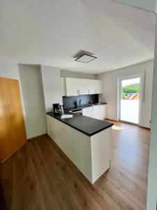 an empty kitchen with a counter top in a room at Ferienwohnung Teichblick in Priesendorf