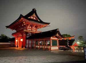 a pagoda building with a red at 澄の宿 京都伏见稻荷別邸 京阪电车伏见稻荷站徒步1分钟 jr电车稻荷站徒步4分钟 in Kyoto