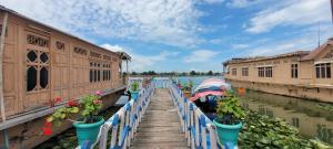 Κήπος έξω από το Lily Of The World Houseboat
