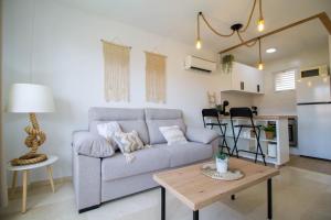 uma sala de estar com um sofá e uma mesa em Vistamarina B308 By IVI Real Estate em Torremolinos